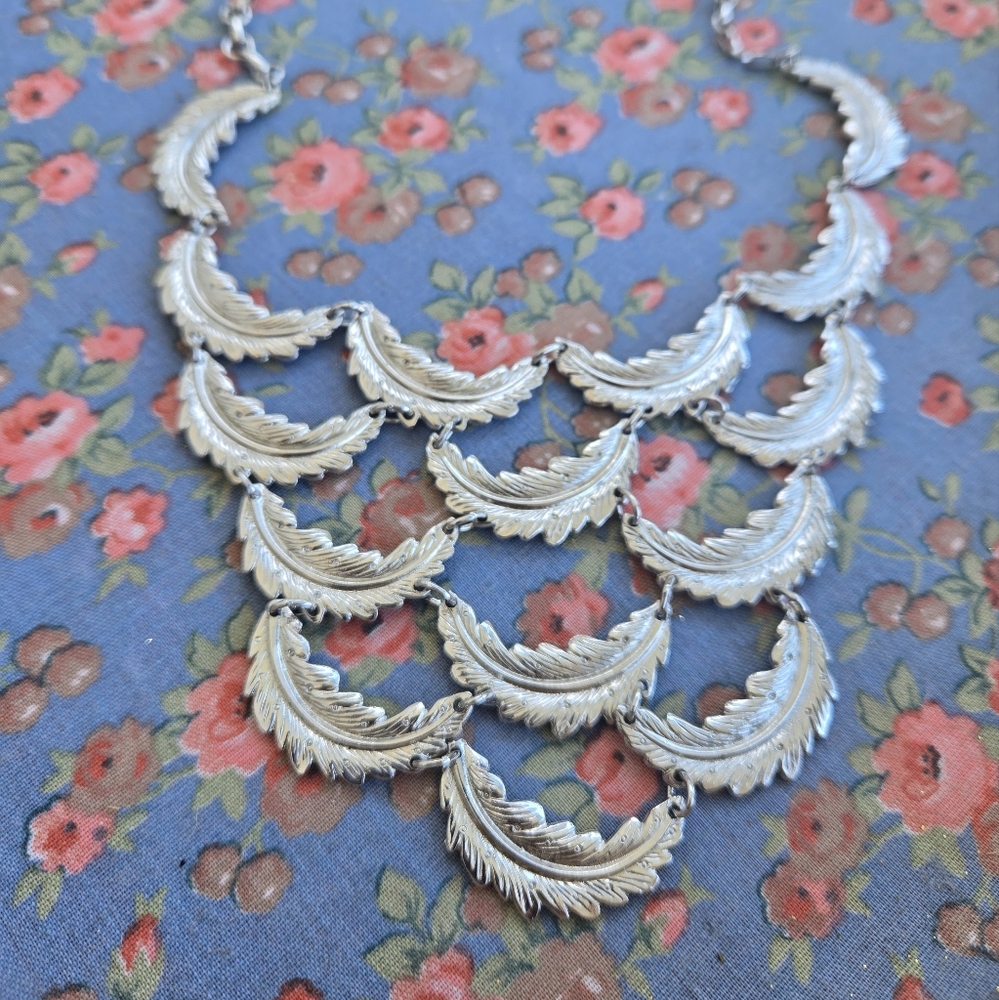 Vendome Elegant Silver Bib Feathers/leaves Necklace